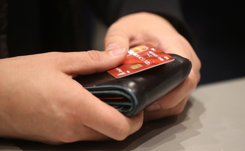 Власти предложили ограничить число банковских карт в одни руки