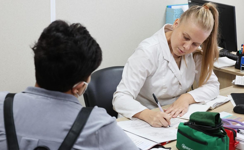 Власти решили измерить «выработку на человека» у врачей и учителей