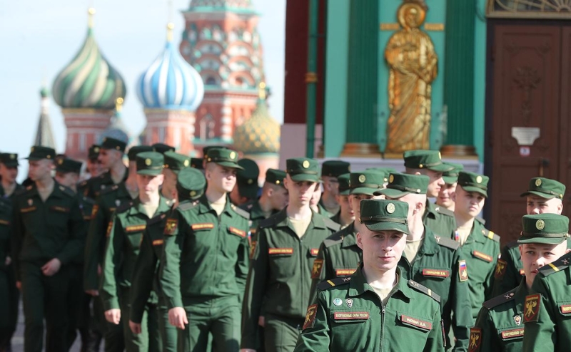 Власти решили не повышать призывной возраст с 18 лет