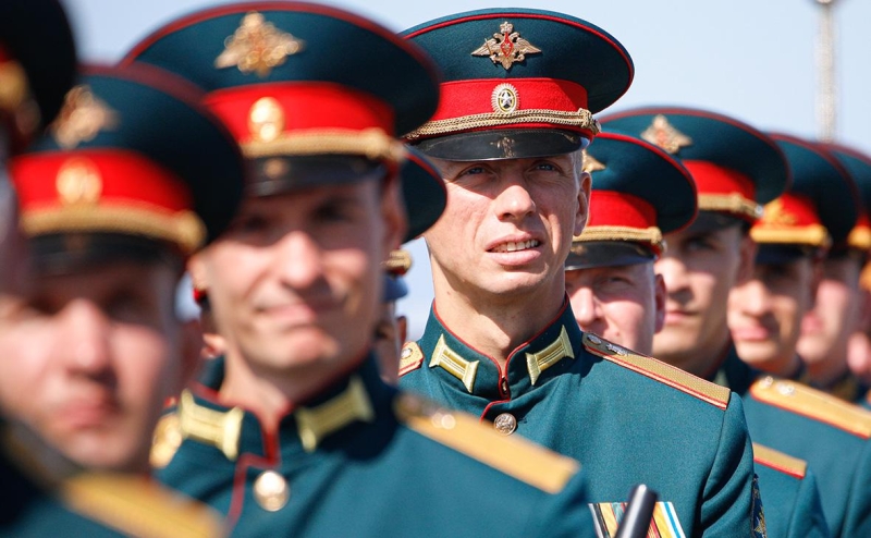 Власти решили провести индексацию окладов военных в 2024 году