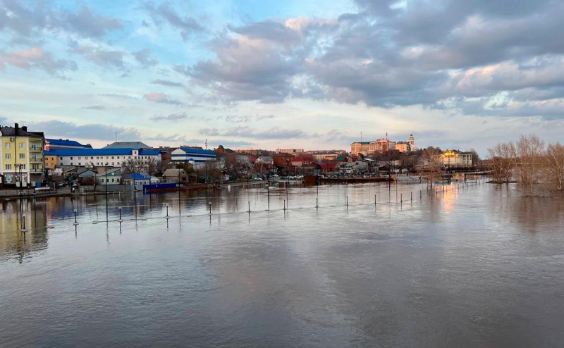 Власти сообщили о превышении критического уровня воды в Оренбурге