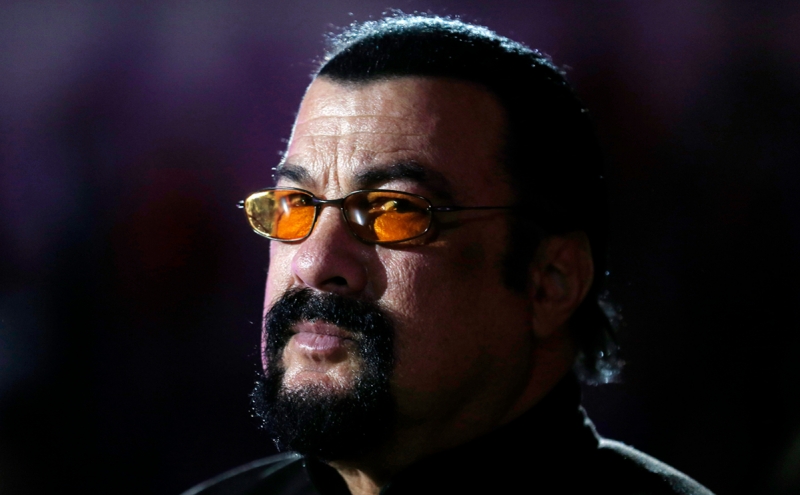 Власти США добились права взыскать более $200 тыс. со Стивена Сигала