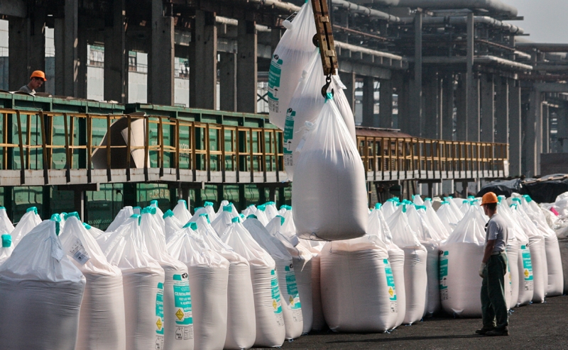 Власти выведут из-под курсовых пошлин партии товаров до €200 и