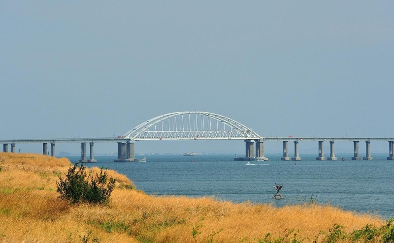 Власти запретят проезд электрокаров по Крымскому мосту со стороны