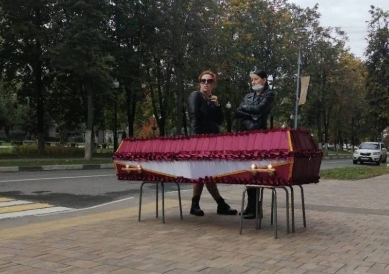 В&nbsp;СК вызвали женщину, поставившую гроб с&nbsp;телом сестры у&nbsp;администрации Балашихи