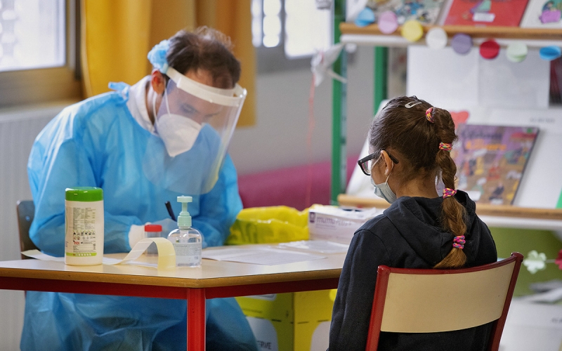 Во Франции детей с шести лет обязали носить маски на фоне роста заражений