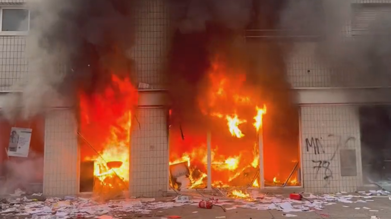 Во Франции возобновились стычки полиции с протестующими