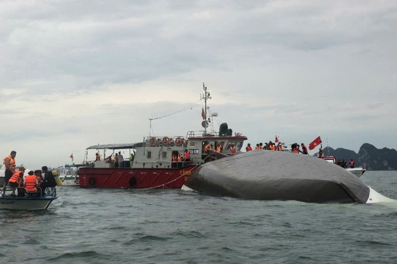 Во Вьетнаме 34 человека погибли при крушении судна во время экскурсии