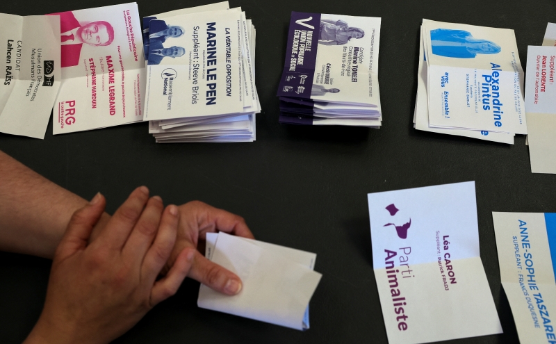 Во второй тур выборов во Франции вышли президентская и левая коалиции