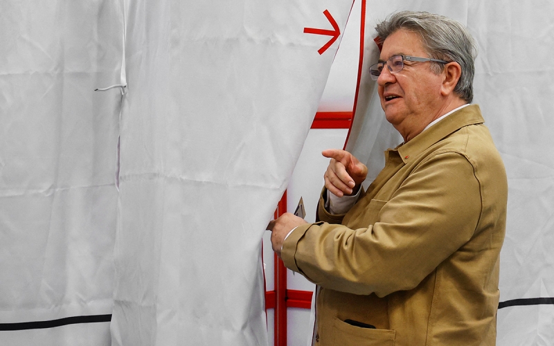 Во второй тур выборов во Франции вышли президентская и левая коалиции