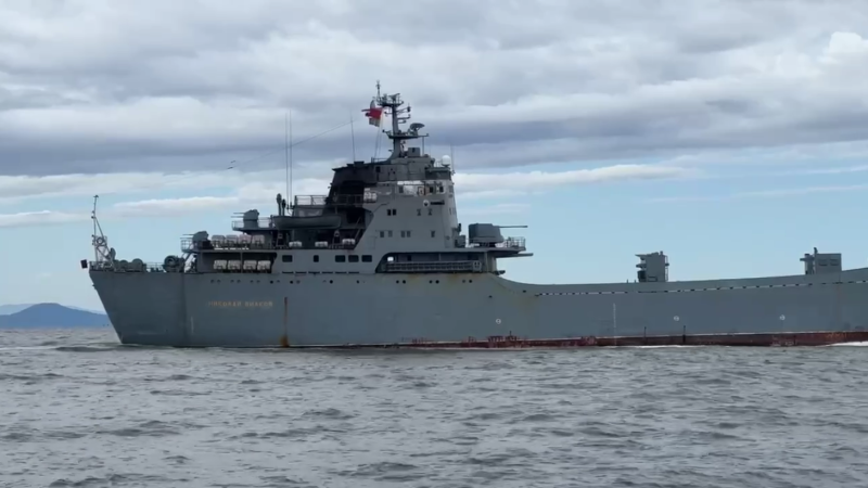 Военные корабли начали эвакуацию в Приморье из-за тайфуна