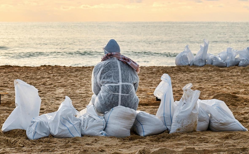 Волонтеры рассказали, как отравились при очистке от мазута пляжей