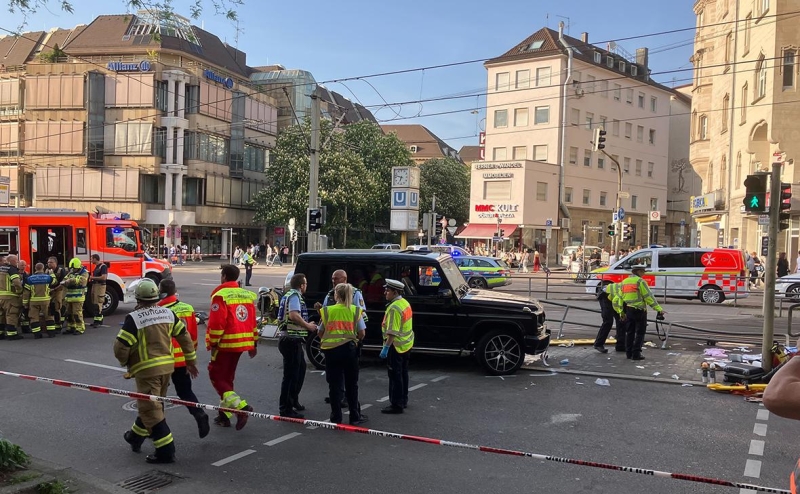 Восемь человек пострадали при наезде джипа на людей в Штутгарте