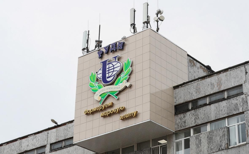 Возле Таврического дворца в Петербурге сорвали украинский флаг