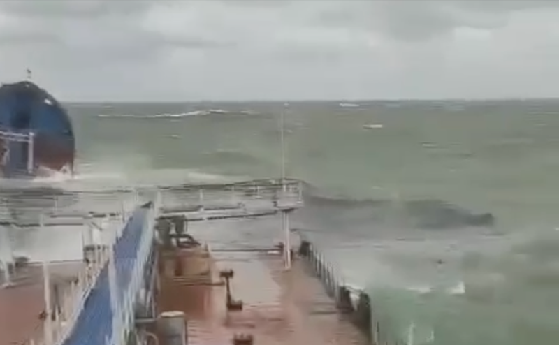 Всех членов экипажа поврежденного у Керчи танкера эвакуировали