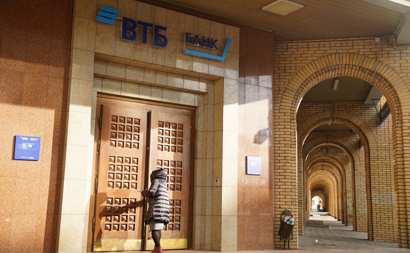 ВТБ передаст иностранные активы клиентов другим брокерам из-за санкций