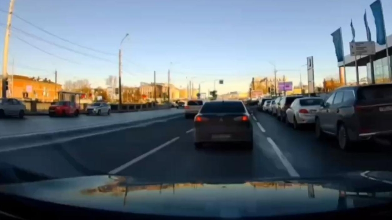 Второй за сутки автомобиль вылетел в реку в Петербурге. Видео