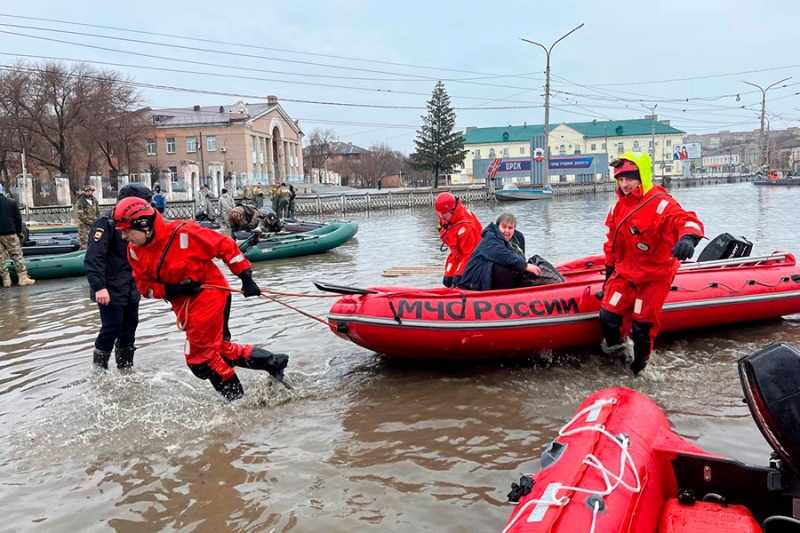 «Взяли попугая, деньги и убежали»: репортаж РБК из затопленного Орска