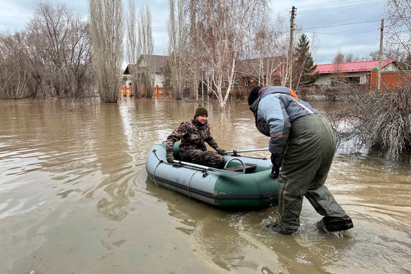 «Взяли попугая, деньги и убежали»: репортаж РБК из затопленного Орска