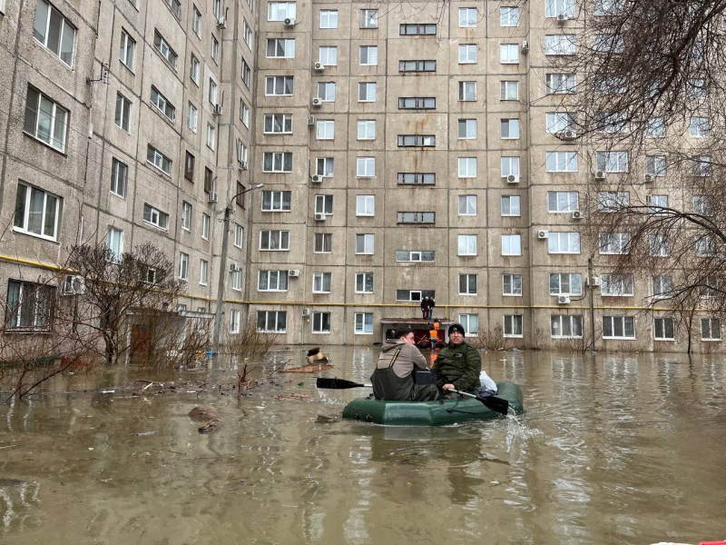 «Взяли попугая, деньги и убежали»: репортаж РБК из затопленного Орска