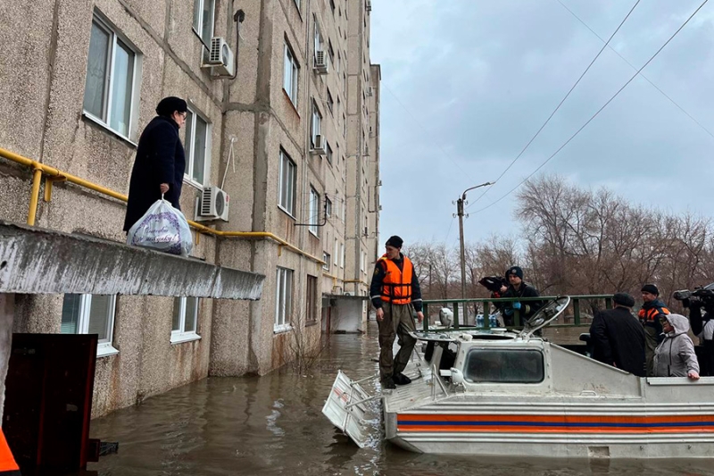«Взяли попугая, деньги и убежали»: репортаж РБК из затопленного Орска