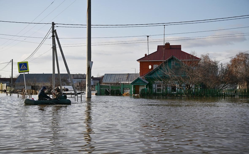 «Взяли попугая, деньги и убежали»: репортаж РБК из затопленного Орска