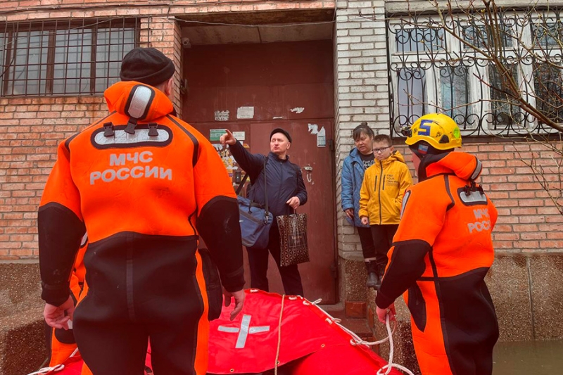 «Взяли попугая, деньги и убежали»: репортаж РБК из затопленного Орска