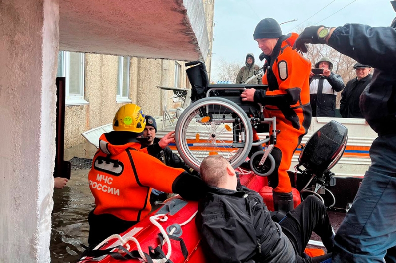 «Взяли попугая, деньги и убежали»: репортаж РБК из затопленного Орска