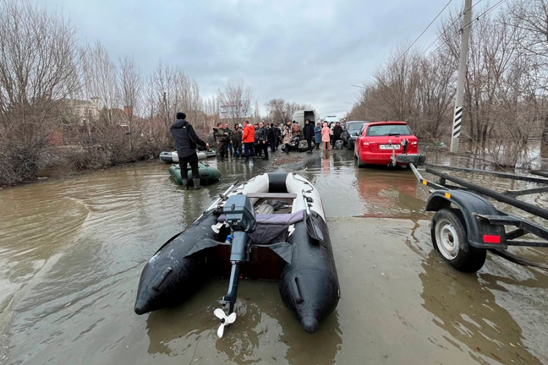 «Взяли попугая, деньги и убежали»: репортаж РБК из затопленного Орска