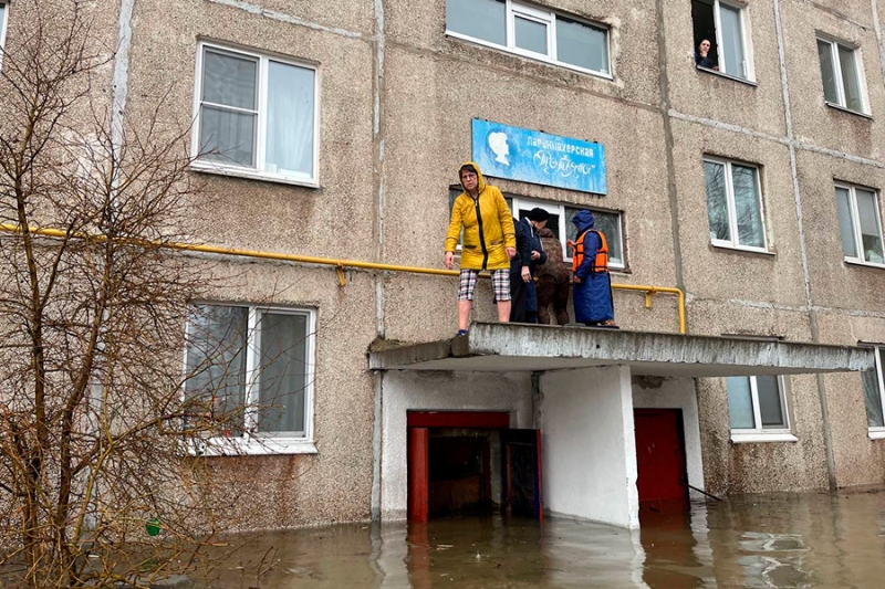 «Взяли попугая, деньги и убежали»: репортаж РБК из затопленного Орска