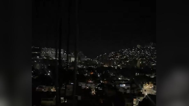 Взрывы и военные вертолеты над Каракасом. Видео