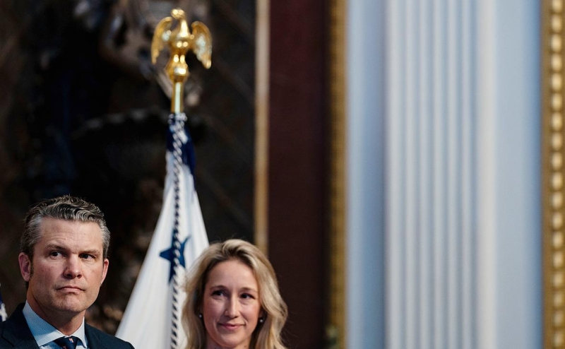 WSJ узнала, что глава Пентагона приводил жену на секретные переговоры