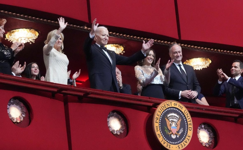 WSJ узнала об испортившихся отношениях семьи Байдена с Харрис и ее