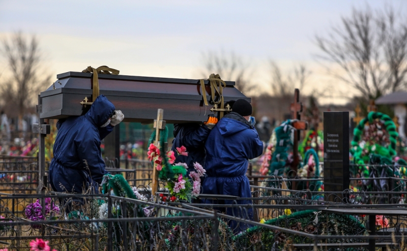 За сутки от COVID в России умерли 1075 человек