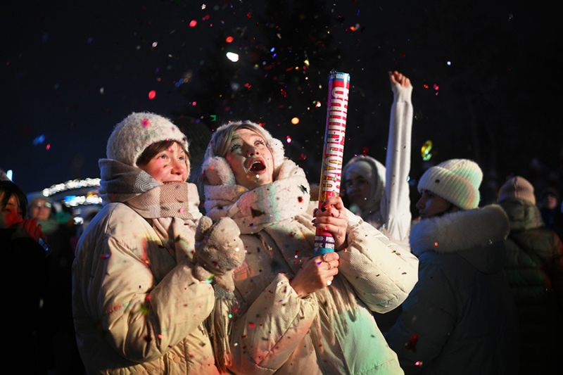 Забег на морозе и световые шоу: как встретили Новый год в России. Фото