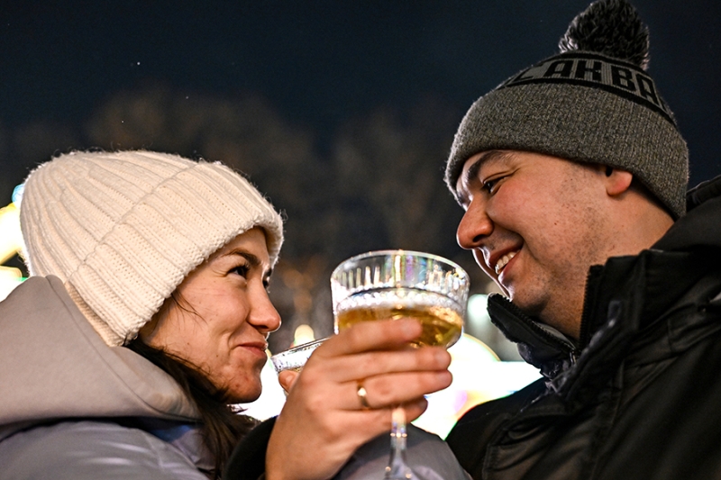 Забег на морозе и световые шоу: как встретили Новый год в России. Фото