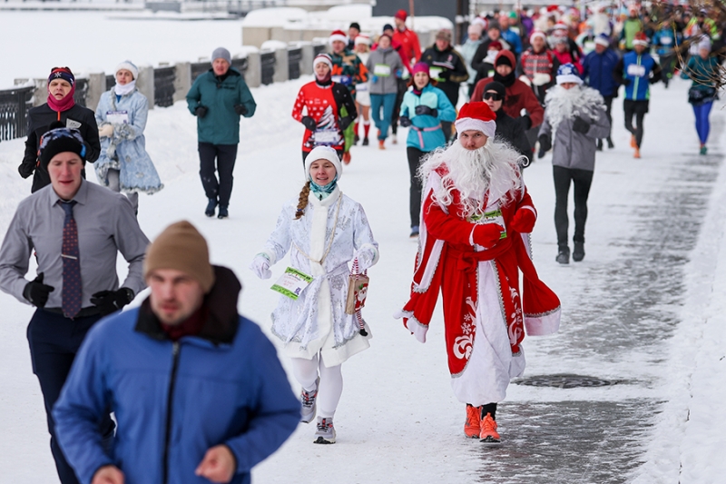Забег на морозе и световые шоу: как встретили Новый год в России. Фото