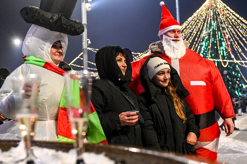 Забег на морозе и световые шоу: как встретили Новый год в России. Фото