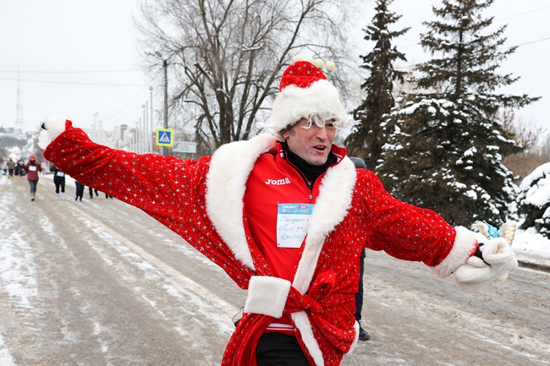 Забег на морозе и световые шоу: как встретили Новый год в России. Фото