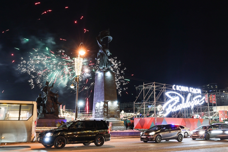 Забег на морозе и световые шоу: как встретили Новый год в России. Фото