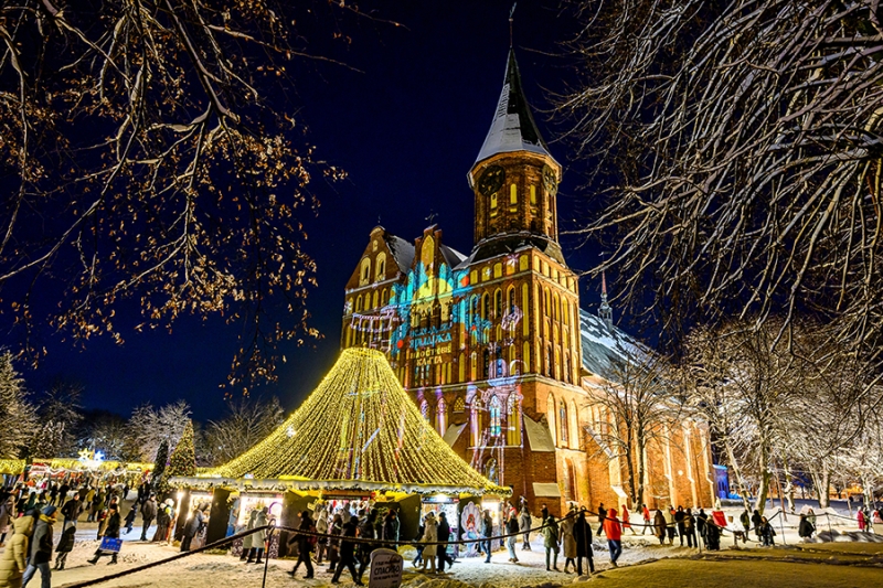 Забег на морозе и световые шоу: как встретили Новый год в России. Фото