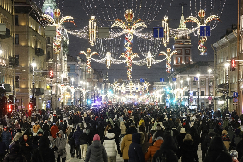 Забег на морозе и световые шоу: как встретили Новый год в России. Фото