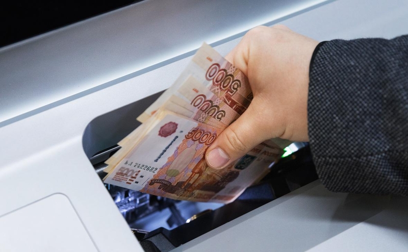 Запас наличной валюты у россиян сократился второй год подряд