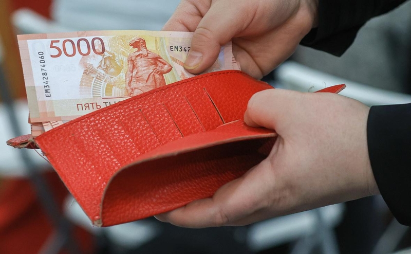 Запас наличной валюты у россиян сократился второй год подряд