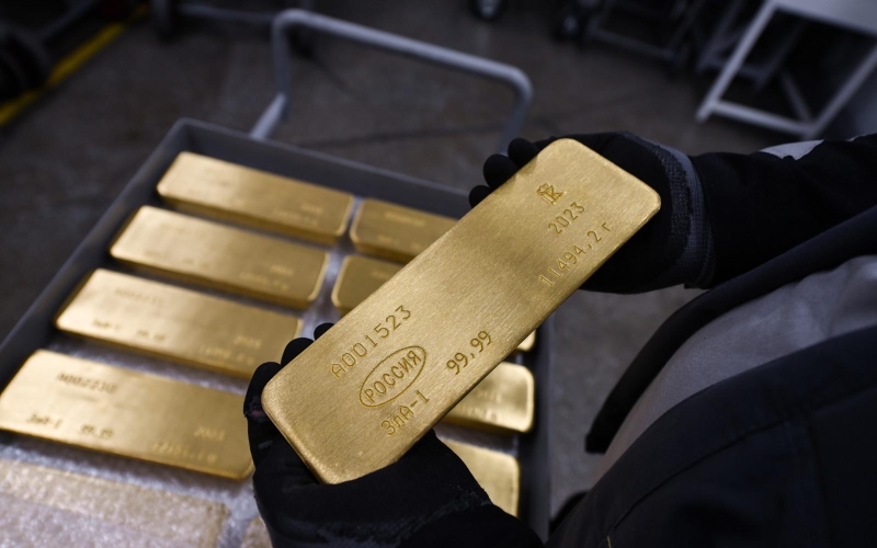Запасы золота в российских банках упали вдвое