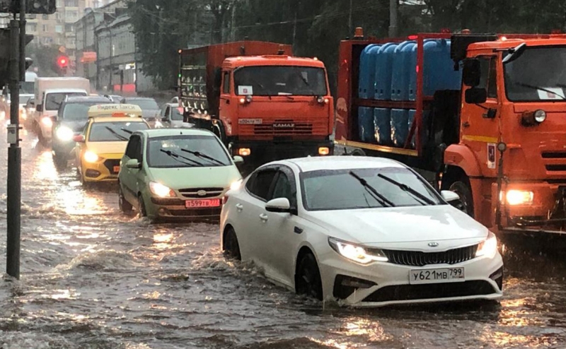 Затопленное метро и сорванная крыша: последствия &laquo;суперливня&raquo; в Москве