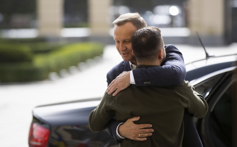 Зеленский поручил изучить вопрос срочной отправки 100 тыс. т угля Польше