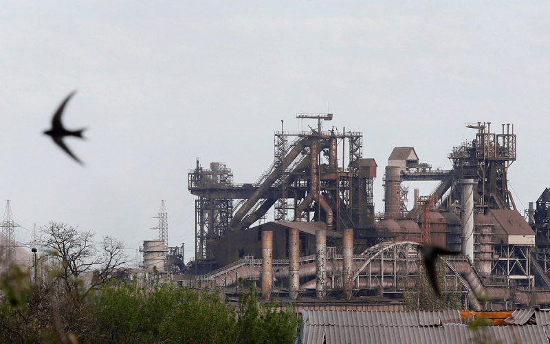 Зеленский сообщил об эвакуации около 100 мирных жителей с «Азовстали»