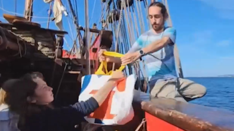 Жители острова в Испании передали воду на фрегат, который не пустили