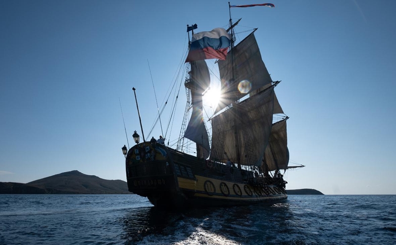 Жители острова в Испании передали воду на фрегат, который не пустили